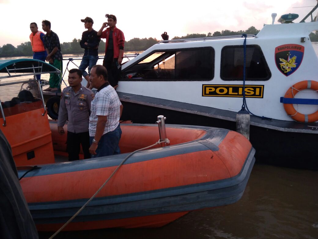 Seorang ABK Kapal Tiba-tiba Jatuh Ke Sungai Indragiri