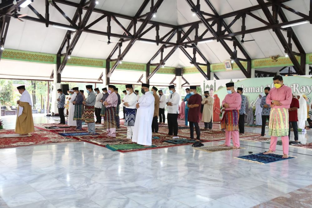 Terapkan Prokes, Gubri dan Wagubri Sholat Id di Rumah Dinas