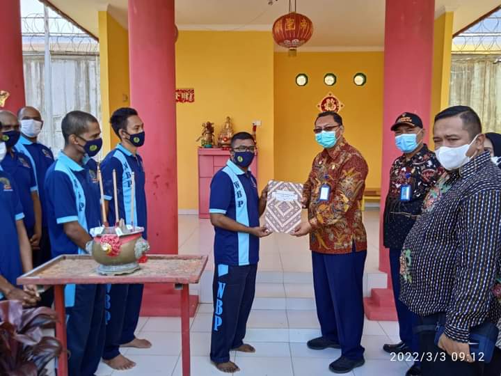 Kalapas Serahkan Remisi Khusus Keagamaan bagi WBP