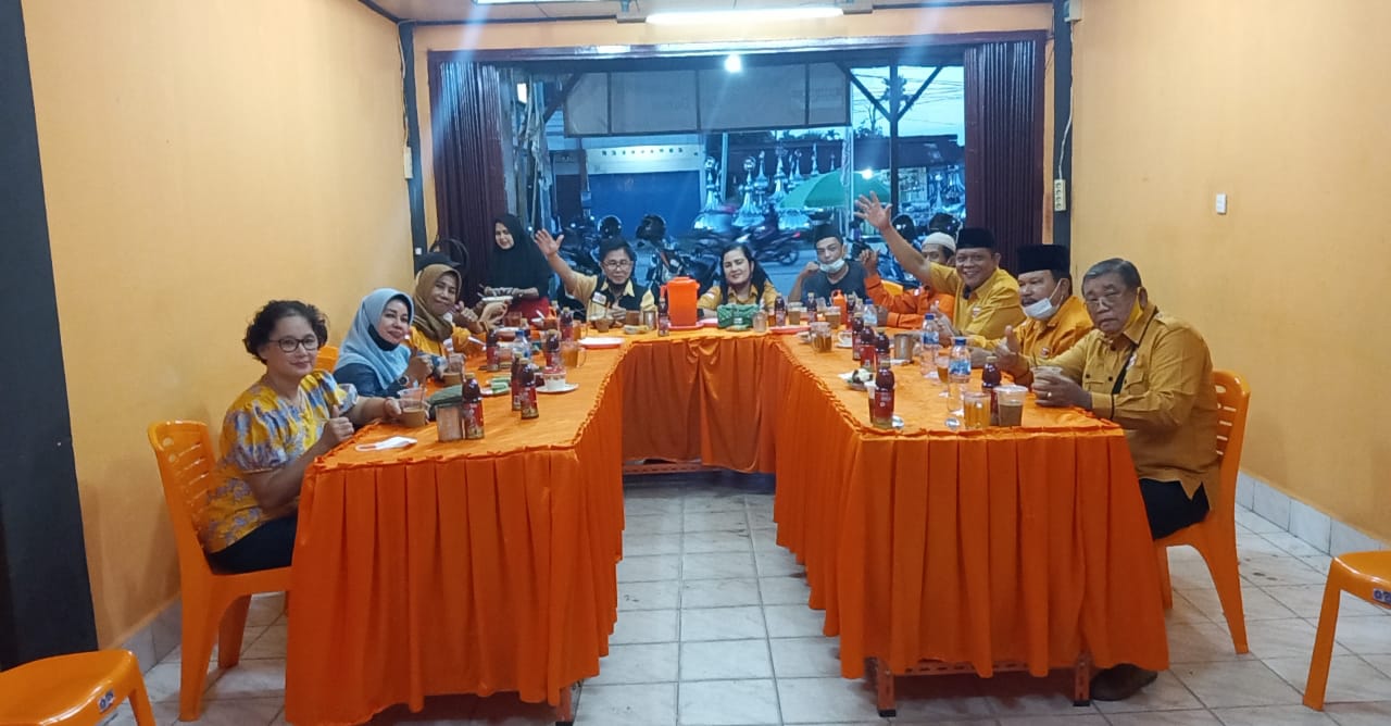 Pengurus DPC Partai Hanura Dumai Berbagi Takjil