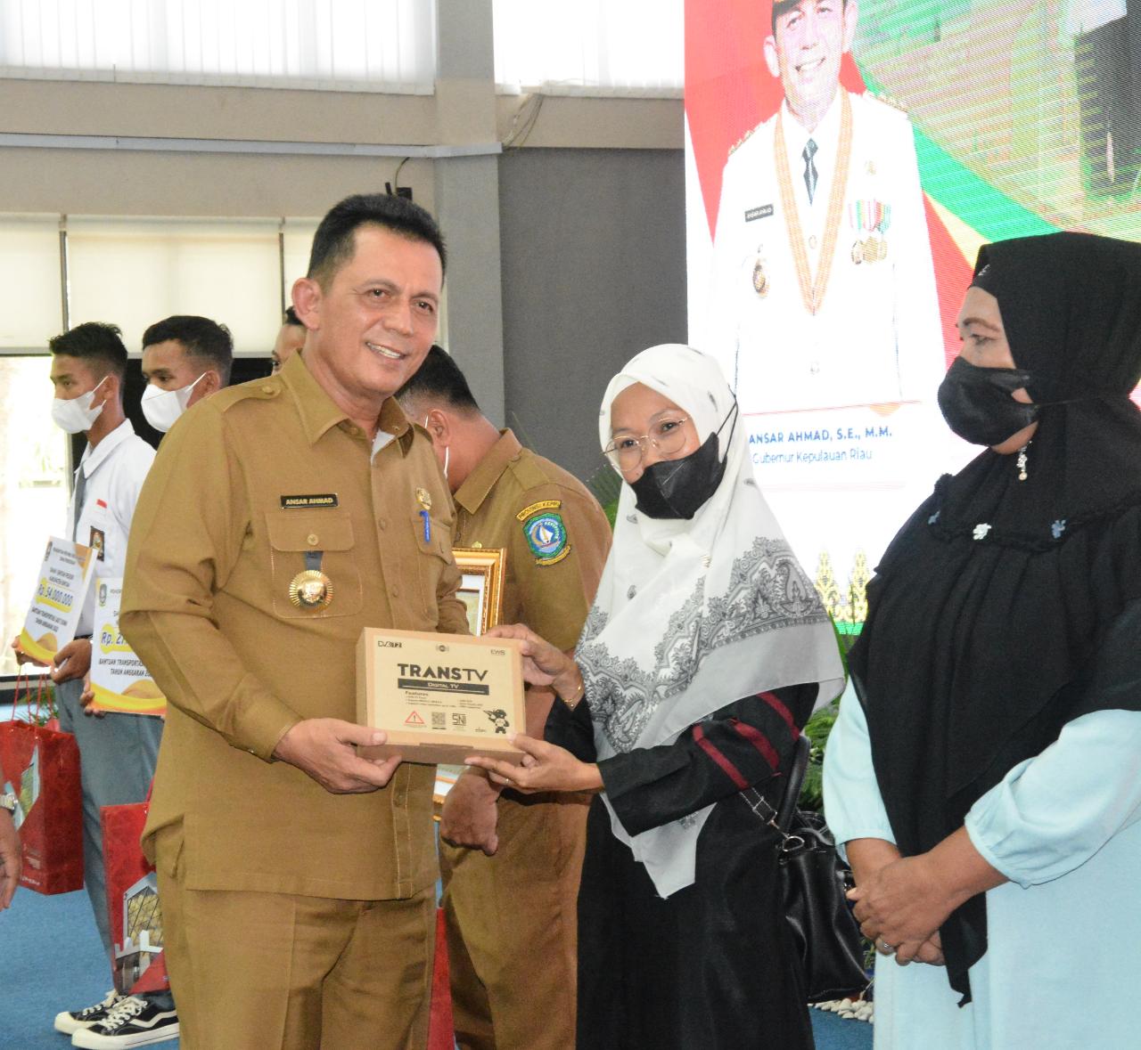 Gubernur Ansar Serahkan Bantuan RT/RW di Kabupaten Bintan