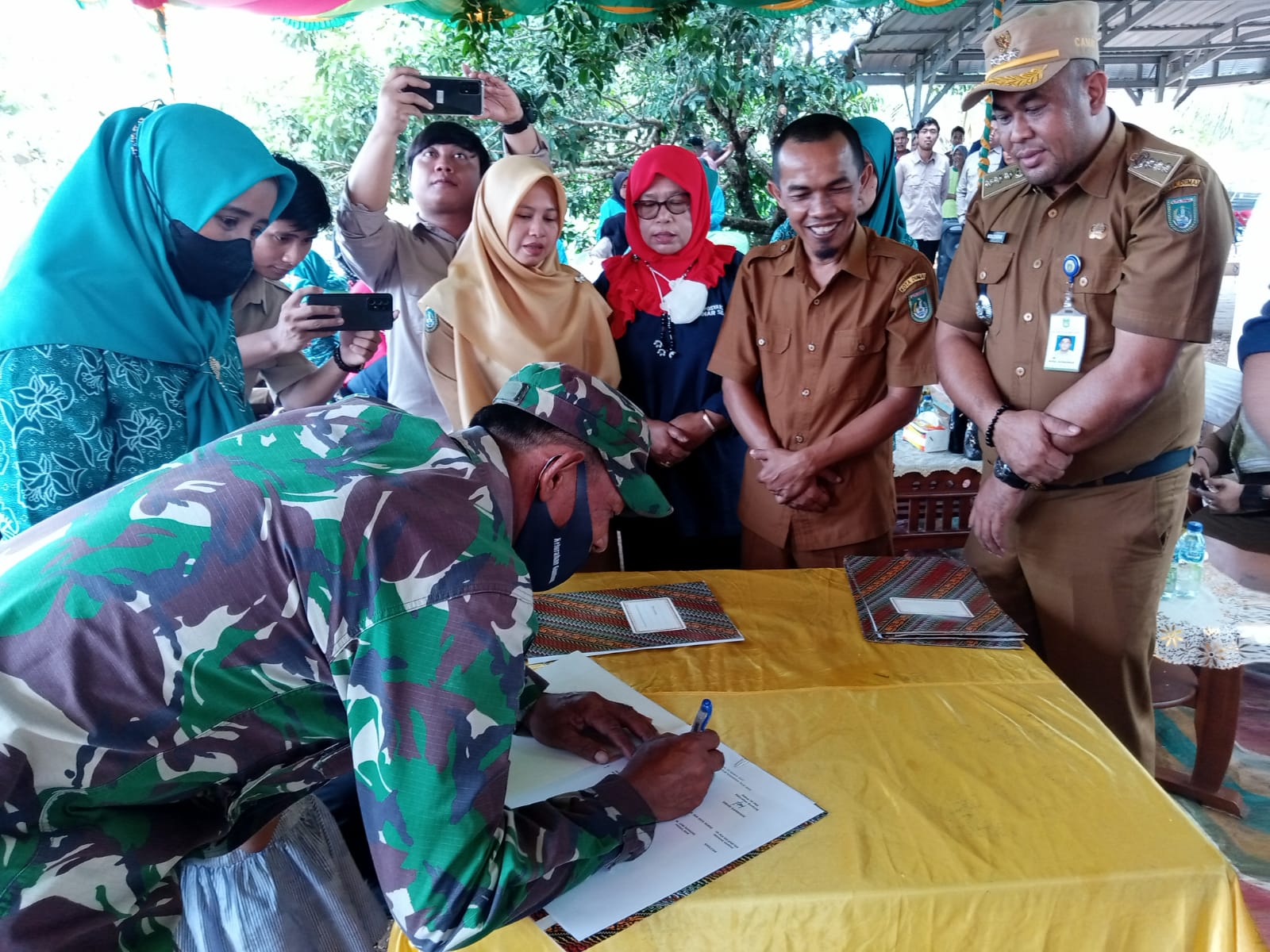 Bersama Ketua TP PKK, Sertu M Aslim Lubis Teken MoU