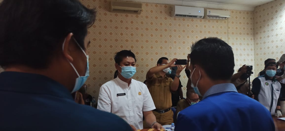 Terkait UU Omnibus Law, Puluhan Pekerja di Pelalawan Sampaikan Aspirasi ke DPRD