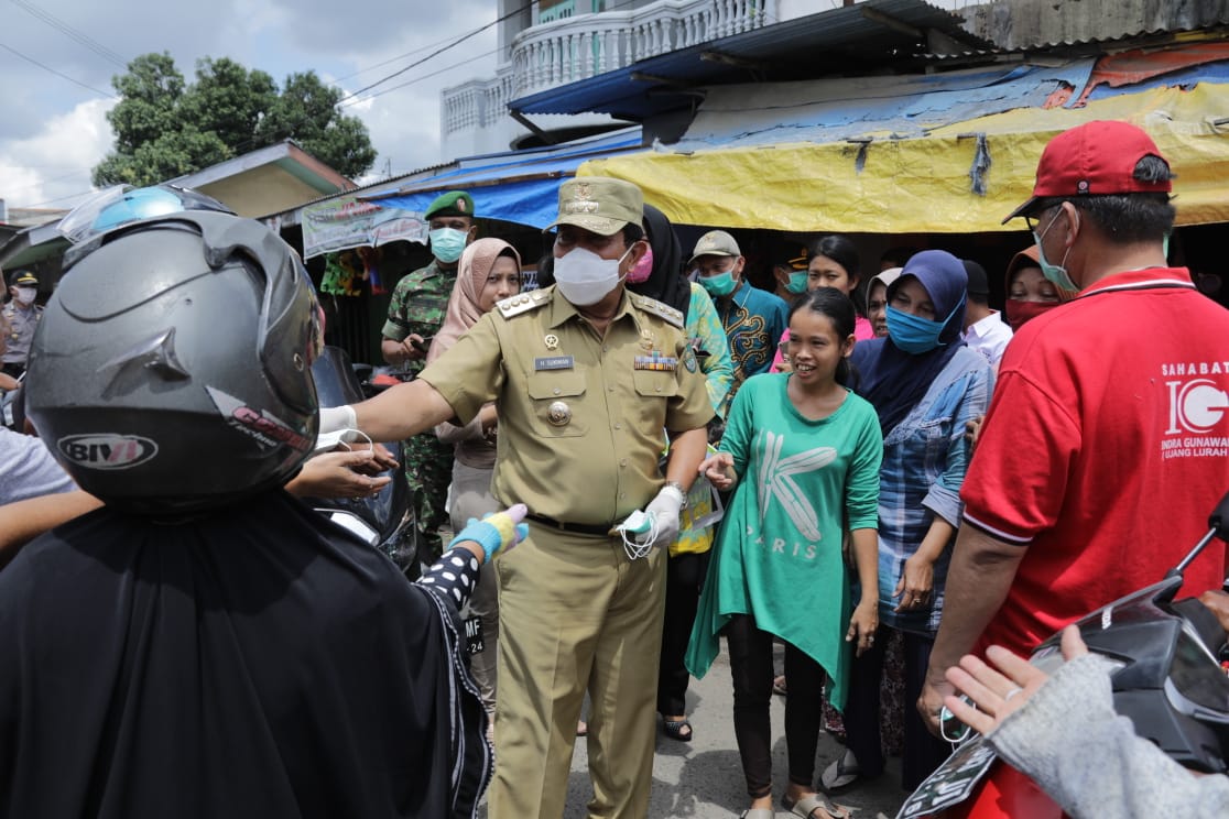 Antisipasi Covid-19, Bupati Rohul Terjun Langsung Bagikan Masker ke Masyarakat