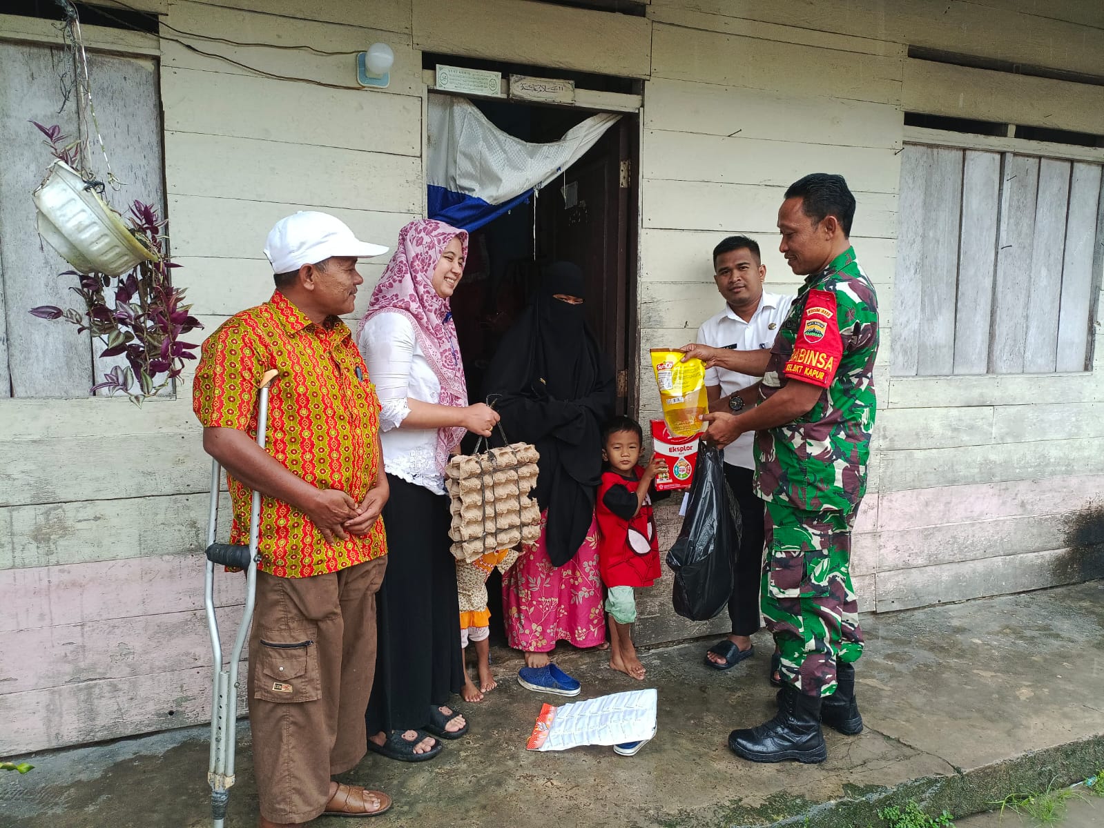 Sertu Sareh Melaksanakan Giat Penyerahan Bantuan Cegah Stunting