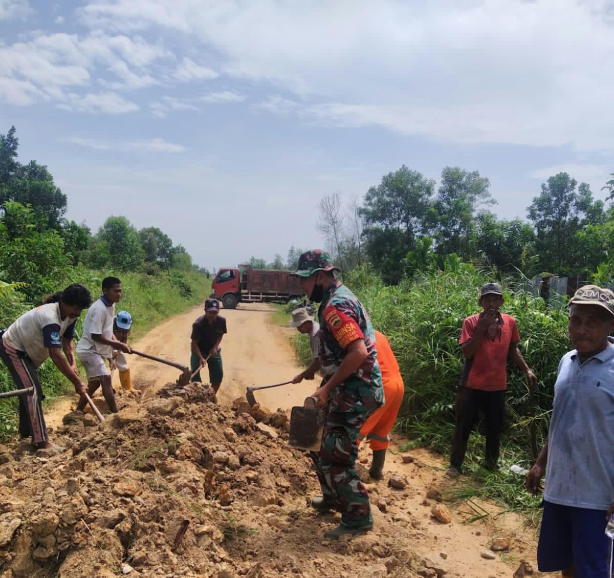 Peltu Wawan Menimbun Jalan Bersama Masyarakat
