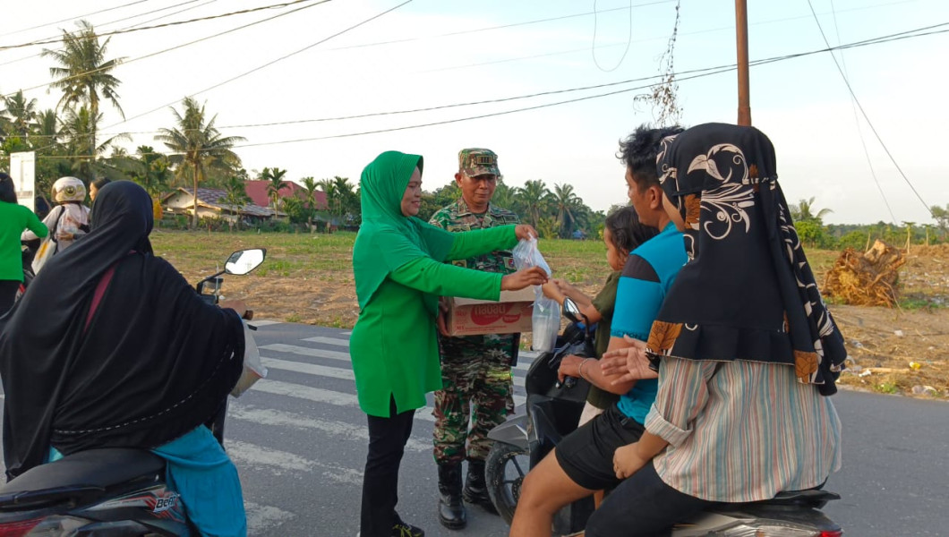 Koramil 02/BK Dumai Berbagi Berkah, Ratusan Paket Takjil Ramadhan Dibagikan kepada Warga