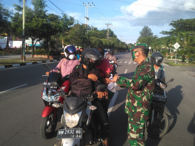 Ramadhan ke 22, Kodim 0320/Dumai Bagi-bagi Tiga Ratus Paket Takjil