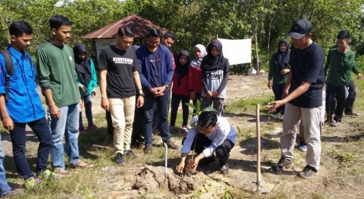 Peringatan Hari Pohon Sedunia, BEM UNRI Tanam Satu Pohon untuk Anak Cucu