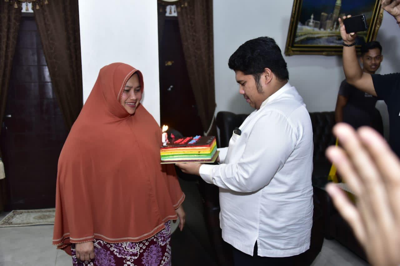 Kasmarni Dapat Surprise di Hari Kelahirannya, Dihadiahi Kue dan Tumpeng Saat Kampanye