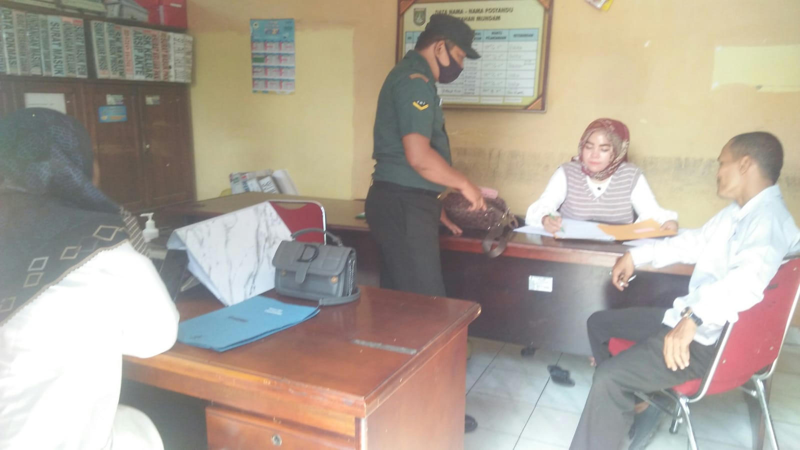 Canangkan Rumah Layak Huni, Serda Cerza Katno Lakukan Koordinasi Dengan Pihak Kelurahan