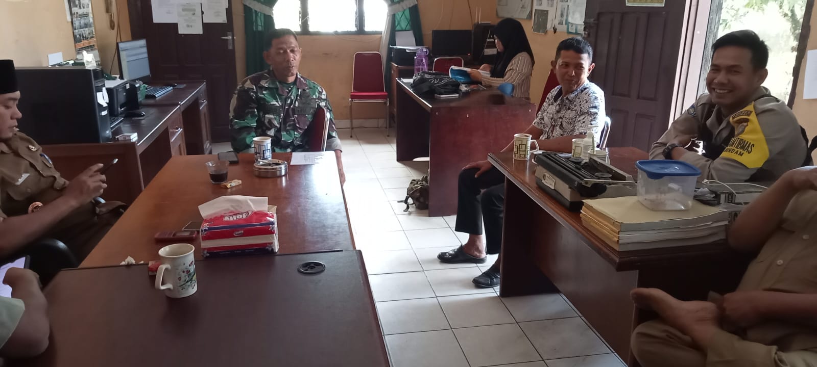 Jelang HUT TNI, Babinsa Laksanakan Komsos dan Ingatkan Bahaya Narkoba