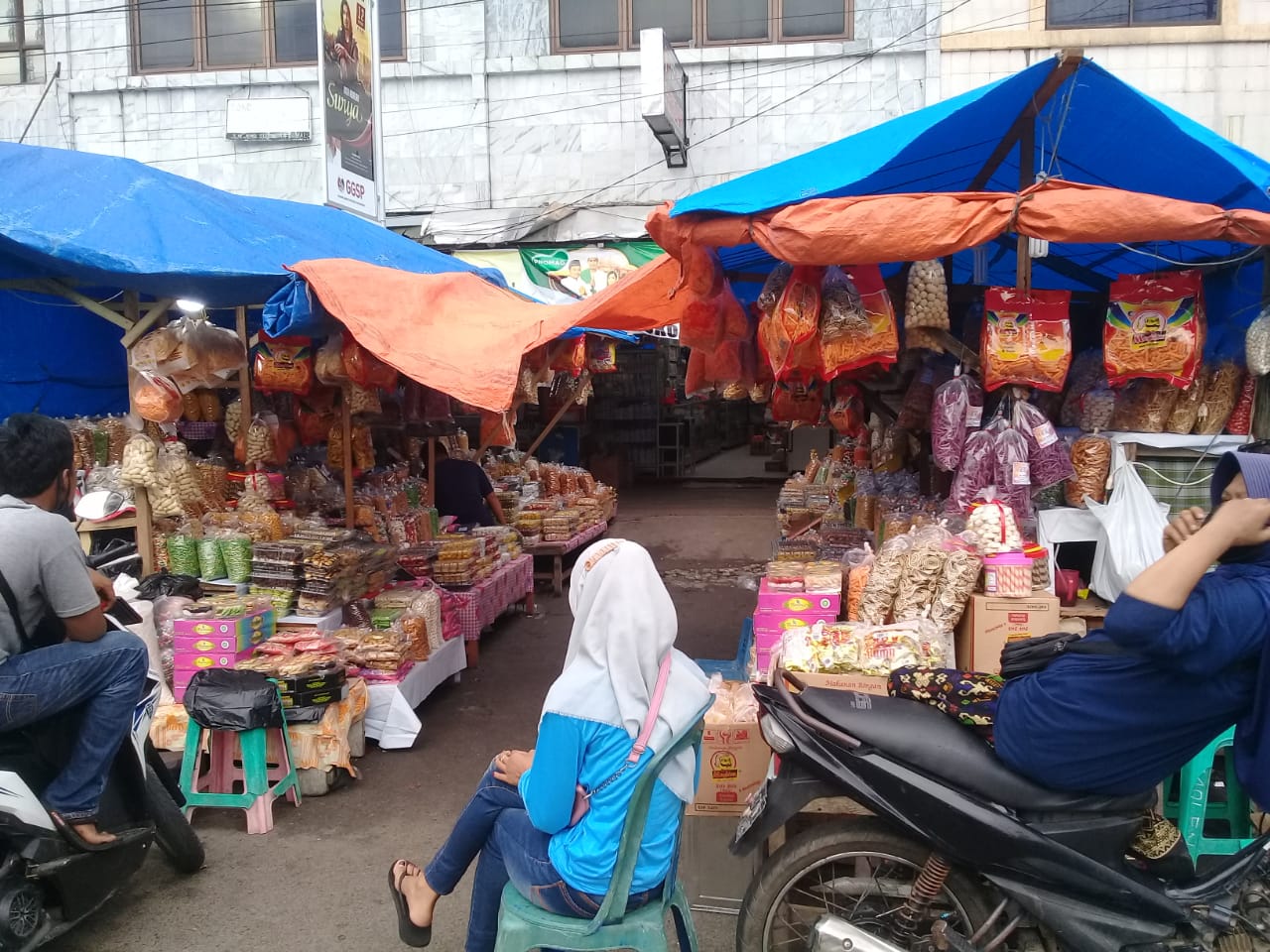 Omset Pedagang Kue Lebaran di Dumai Turun
