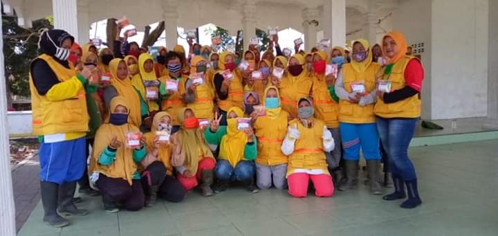 Bupati Labuhanbatu Berikan APD untuk Petugas Kebersihan