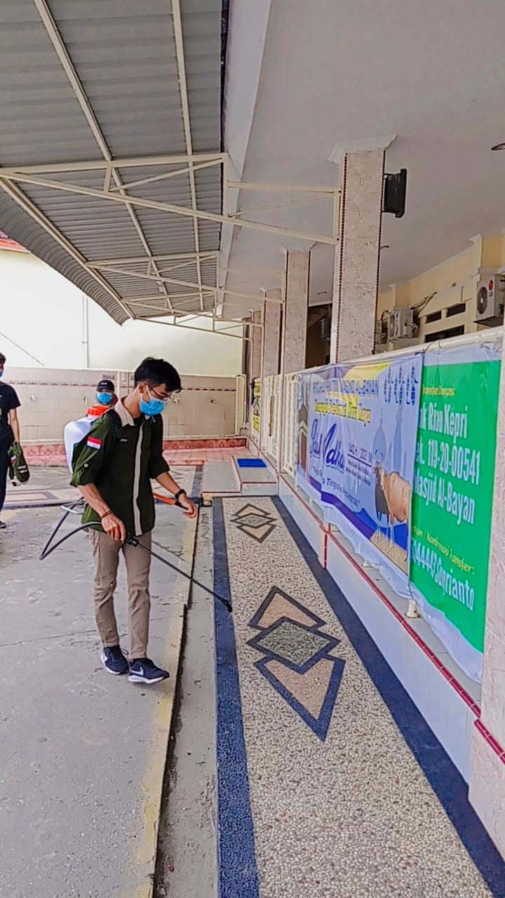 Tim KUKERTA UNRI Lakukan Penyemprotan Disinfektan di Kantor Kelurahan Limbungan Baru dan Masjid