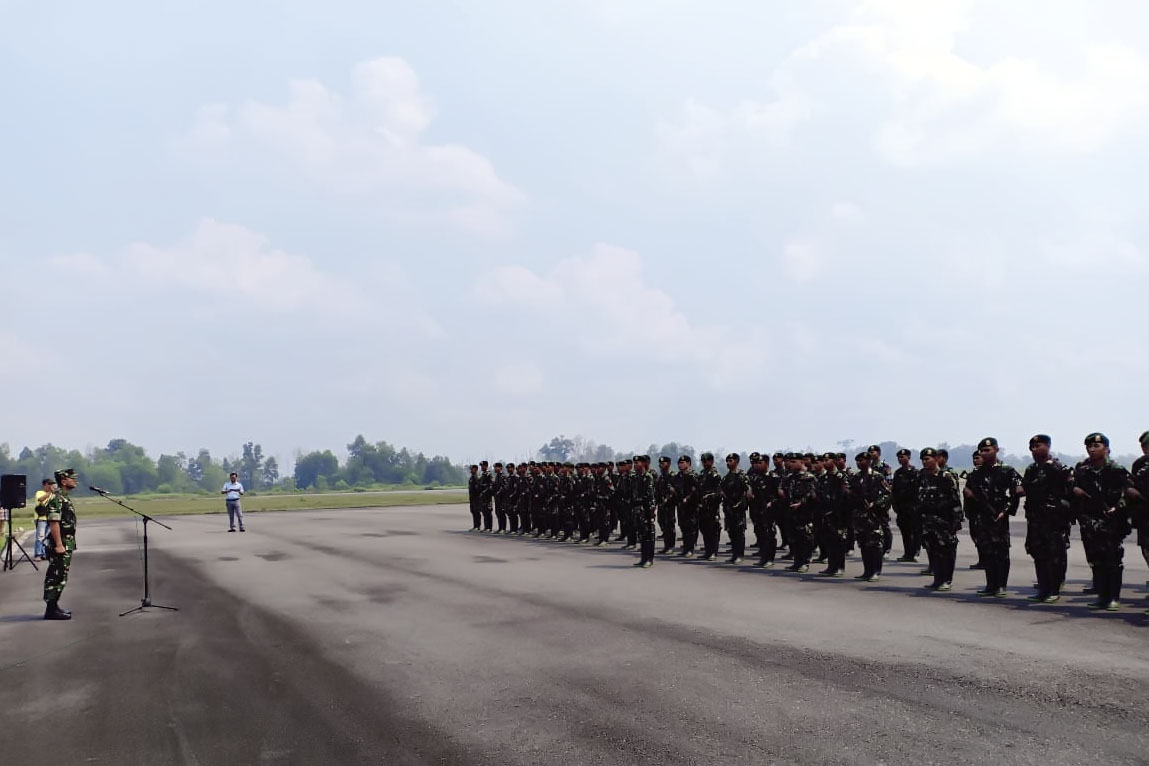 Tangani Karhutla di Rupat, 100 Prajurit Kostrad Diterjunkan