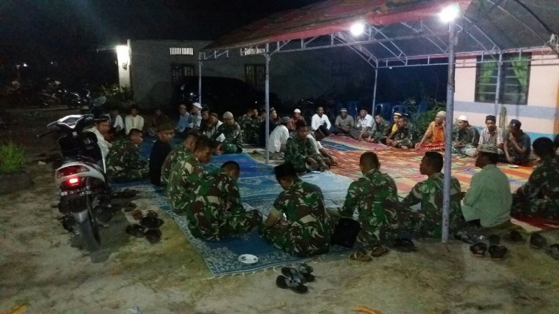 Anggota Satgas TMMD Tahlilan di Kediaman Almarhum Joyo