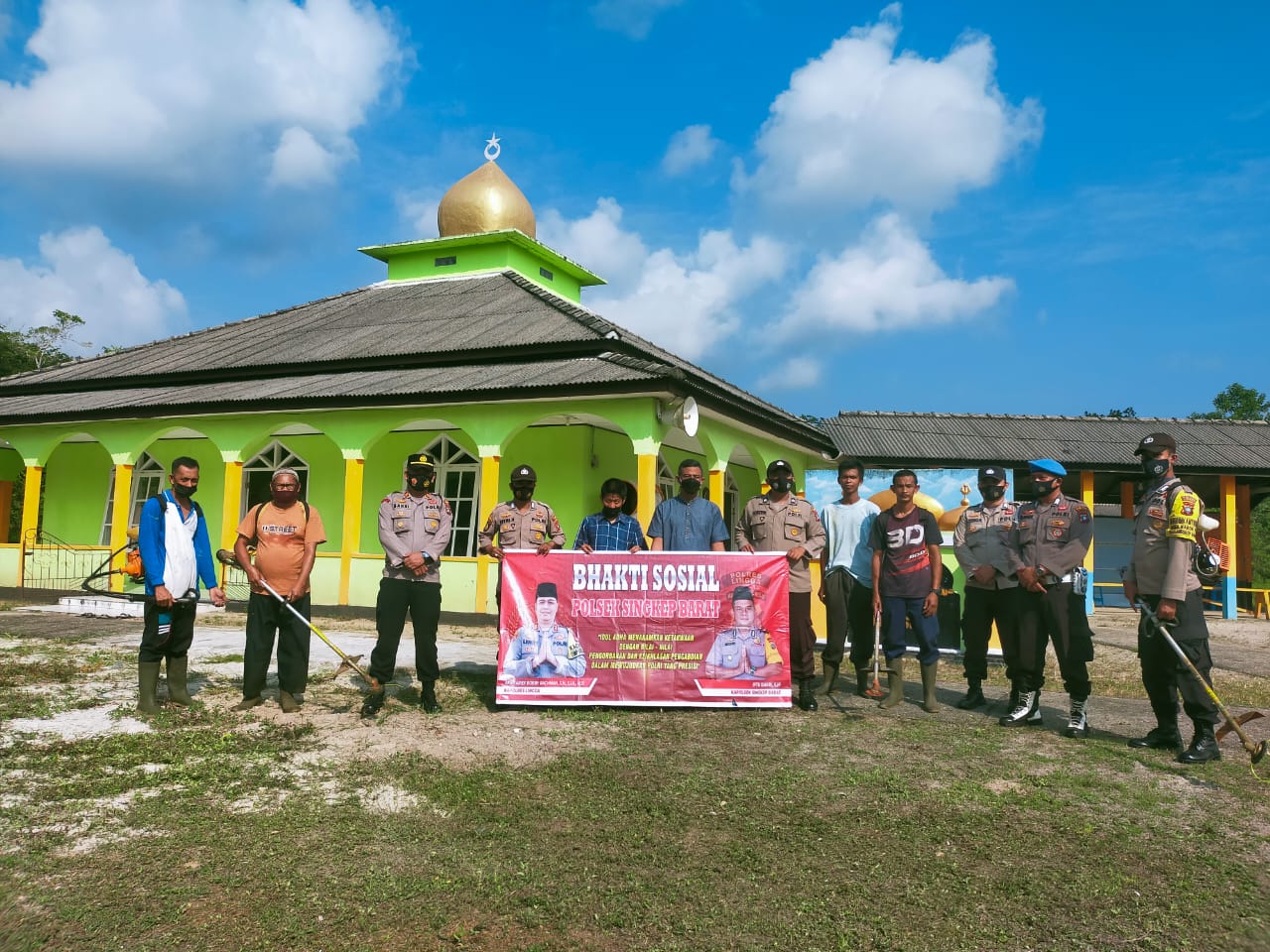Menyambut Hari Raya Idul Adha 1442 Hijriah Polsek Singkep buat kegiatan sosial