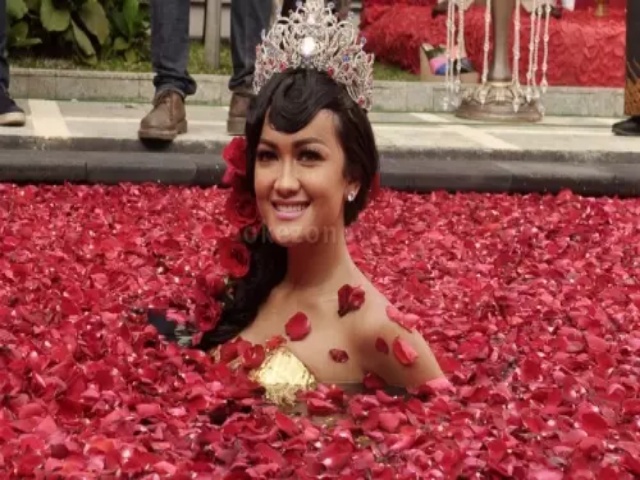 Zaskia Gotik Lantunkan Ayat Suci Disamping Jupe, Netizen: Bertobat Selagi Ada Waktu