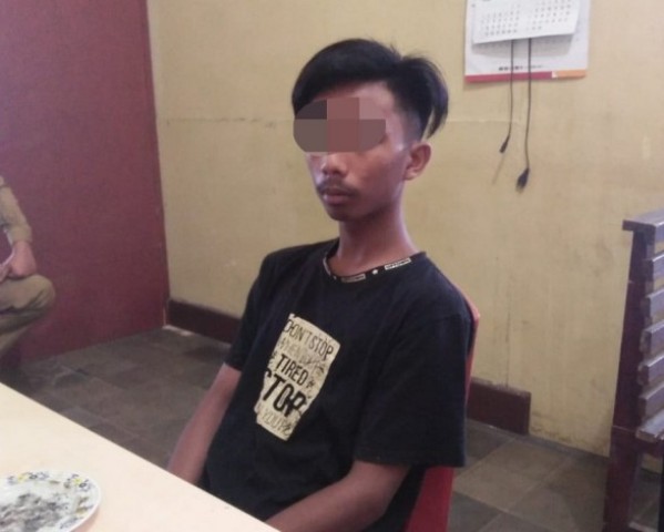 Maling Kotak Infak Masjid Terekam CCTV dan Viral