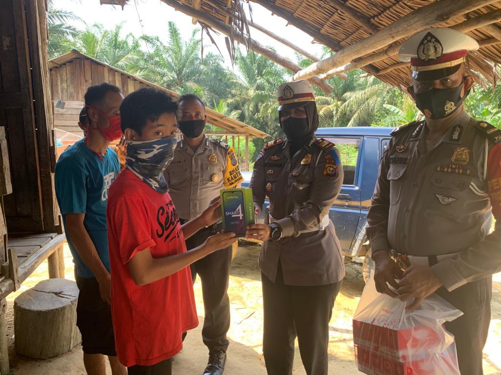 Berkat Bantuan Dari Kapolres Siak, Kini Kharisma Bisa Belajar Secara Online