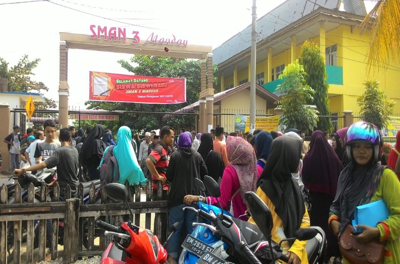 Anak Tak Diterima, Puluhan Warga setempat Geruduk dan Hentikan Aktifitas SMAN 3 Mandau