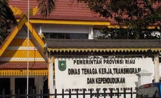 Disnakertrans Riau Fasilitasi Penyerahan 4237 Paket Bantuan ke Pekerja Terdampak Covid 19