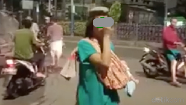 Viral Ibu Muda Ngelem Sambil Gendong Bayi di Sumsel, Ini Alasannya