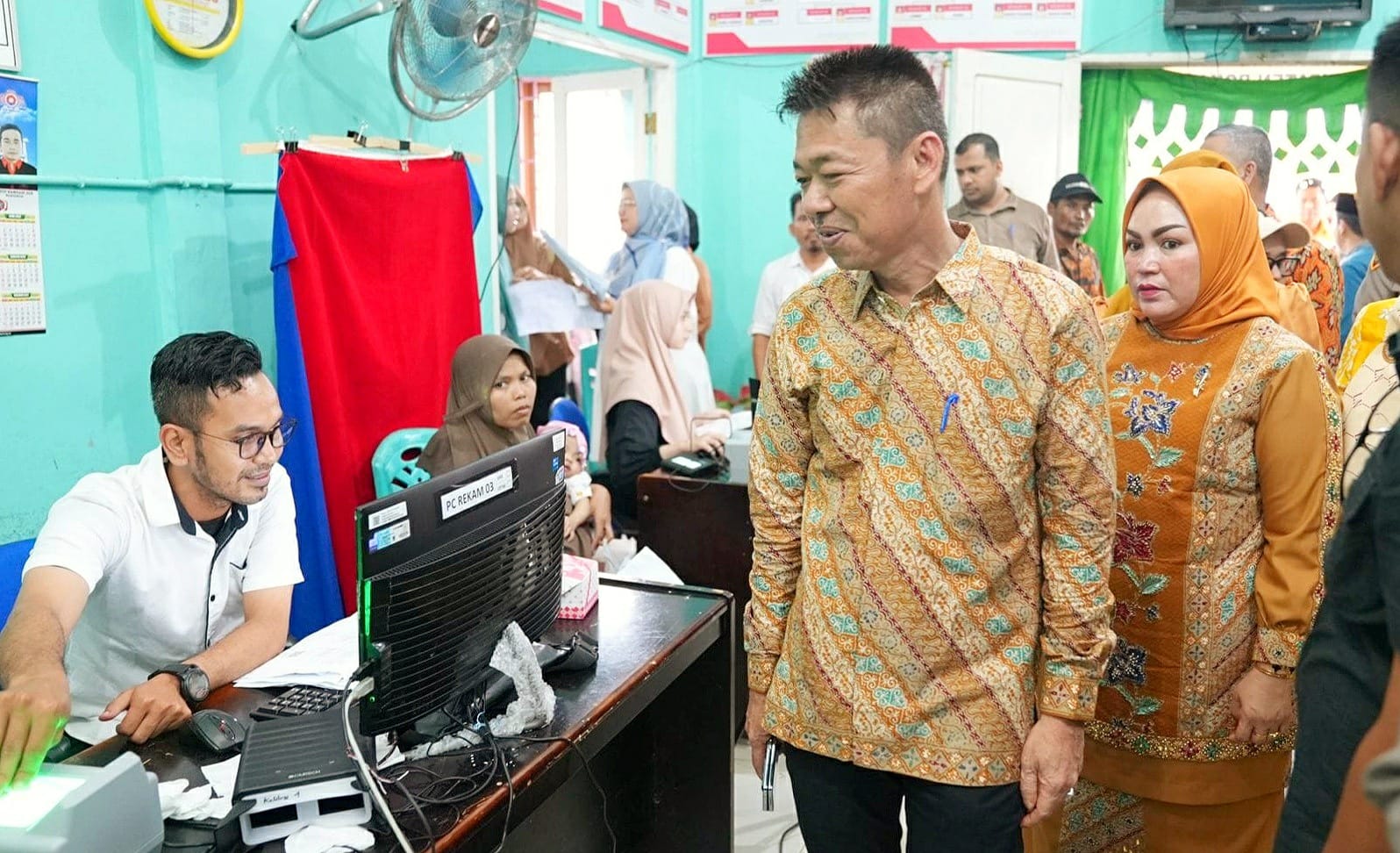 Bupati Rohil Pantau Perekaman e-KTP di Tanjung Medan