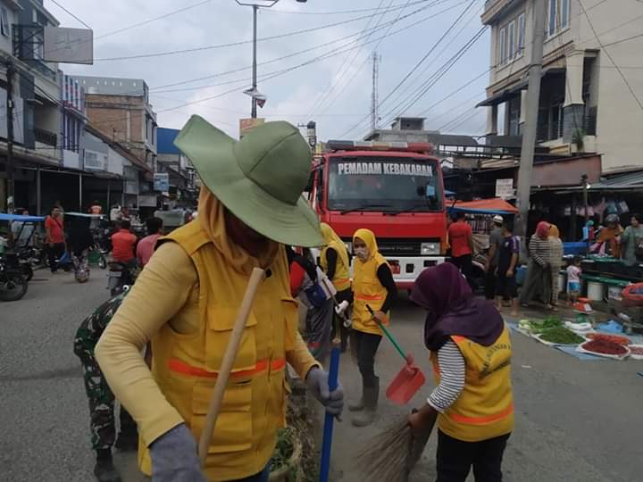 DLH Labuhanbatu Adakan Kegiatan Jumat Bersih di Pekan Sigambal