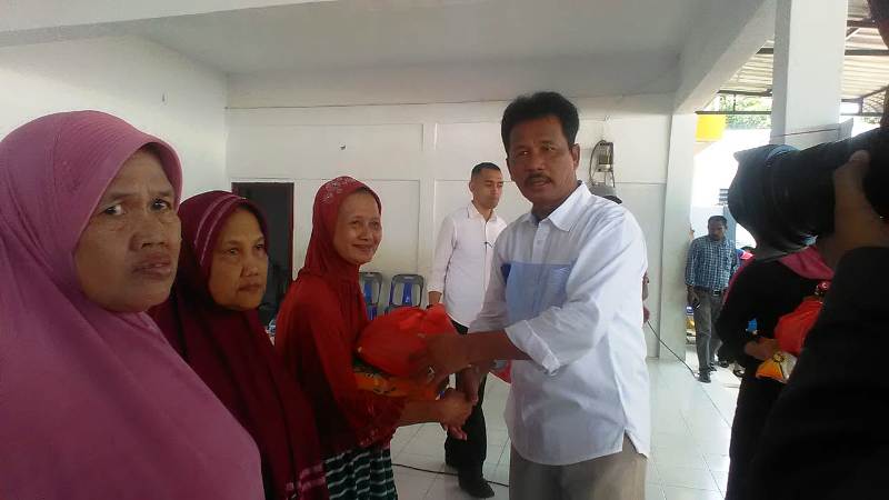 Walikota Batam Hadiri Pembagian Sembako Murah di Batu Merah