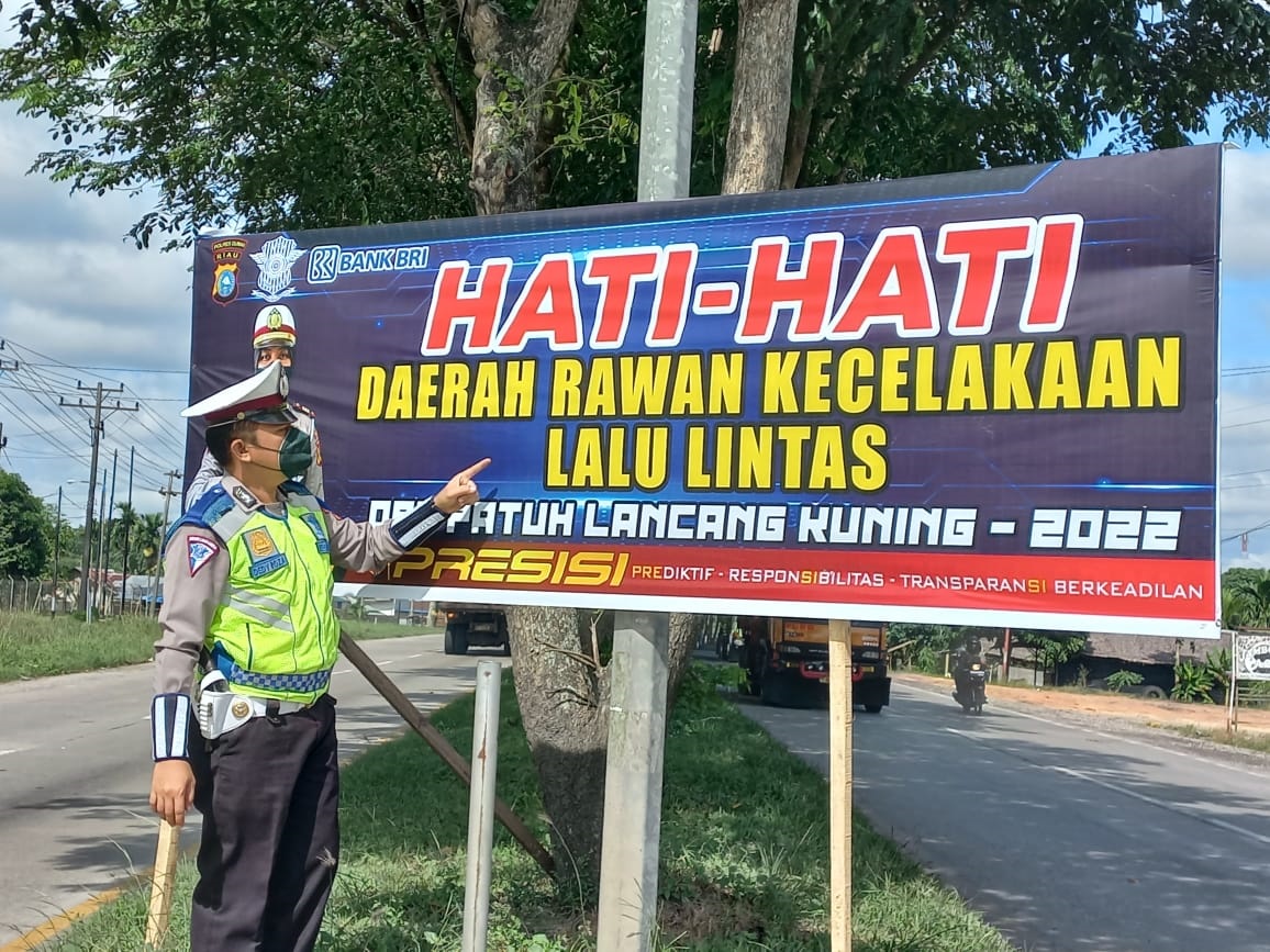 Satlantas Polres Dumai Edukasi Pengendara Melalui Himbauan Spanduk