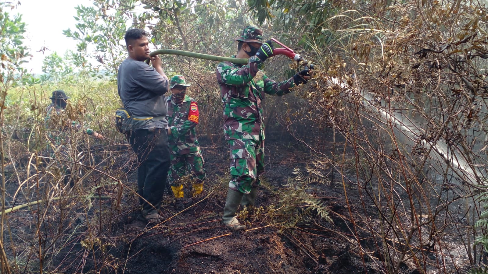Danramil 02/Bukit Kapur Pimpin langsung Pemadaman Karhutla di Kelurahan Gurun Panjang