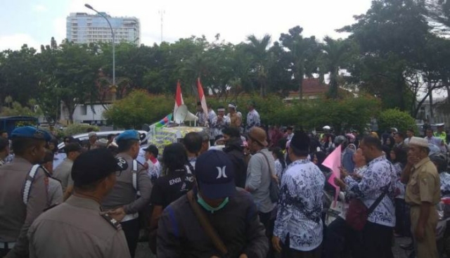 Protes Penerimaan CPNS, Ratusan Honorer K2 Turun ke Jalan