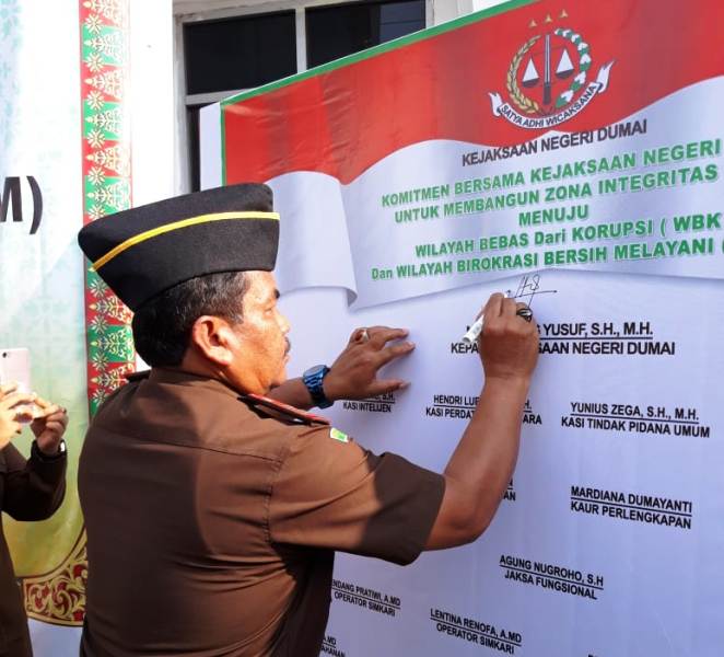 Kajari Dumai Teken Zona Integritas WBK dan WBBM
