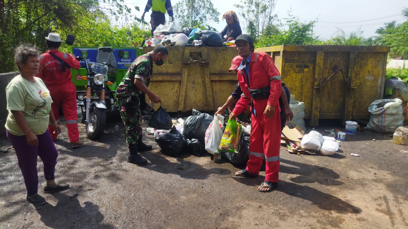 Sertu Abu Kasim Melaksanakan Giat Goro Bersama Warga