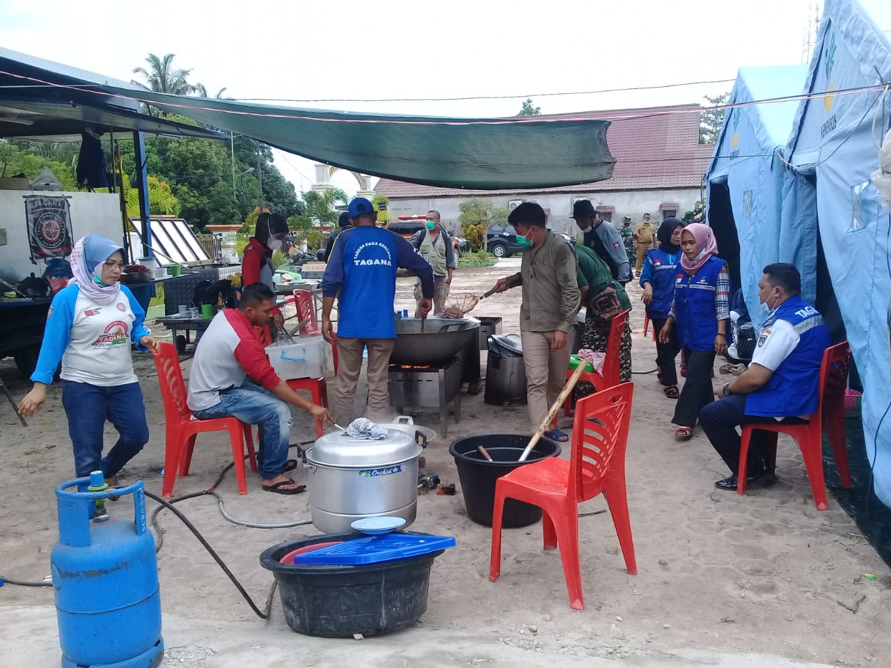 Tagana Gelar Dapur Umum di Halaman Kantor Camat Dumai Selatan