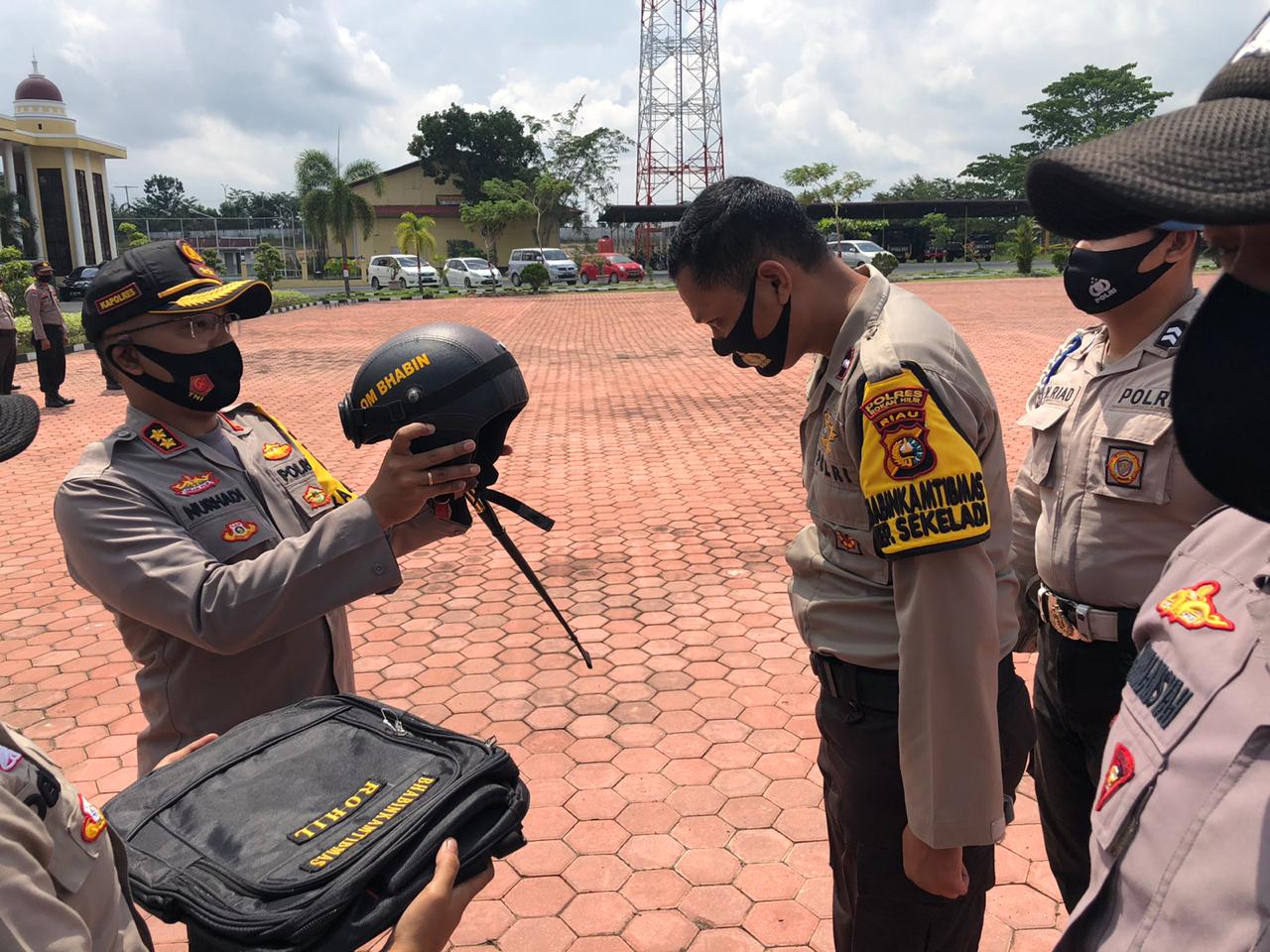 Tingkatkan Pelayanan Kamtibmas, Kapolres Rohil Bagikan Helm Dan Ransel Kepada Seluruh Bhabinkamtibma