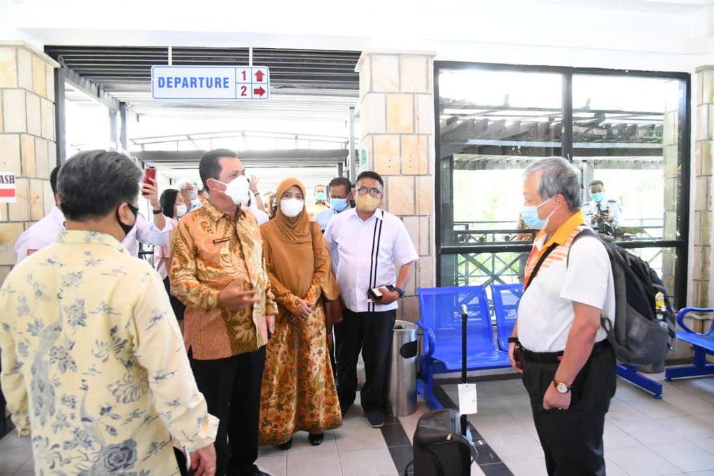 Gubernur Kepri Sambut Wisman Pertama di Nongsapura dari Singapura