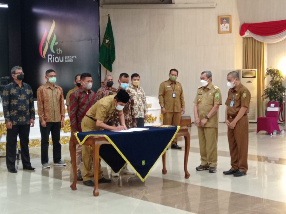 Pemprov Riau Lakukan MoU Kemitraan Pekebun Sawit Swadaya dengan Perusahaan