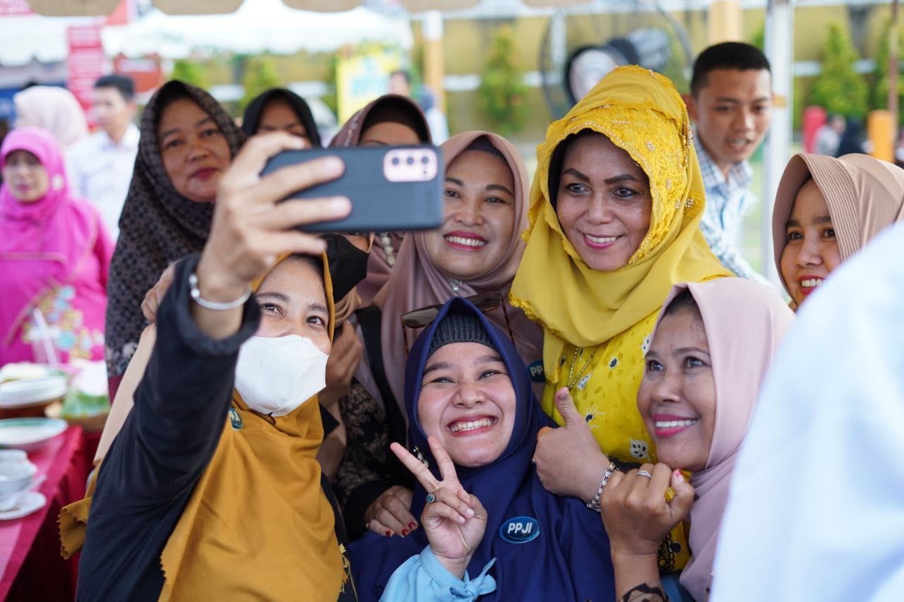 Meriahkan HUT 65 Riau, Misnarni Syamsuar Berbagi Resep Masakan Bersama Masyarakat