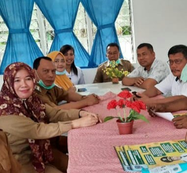 Camat Pangkatan Bagikan Brosur Himbauan Penanganan Corona