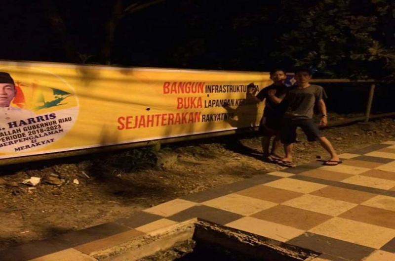 Untuk Sosialisasi kepada Masyarakat, Team Sahabat Muda HM. Harris Kabupaten Bengkalis pasang spanduk