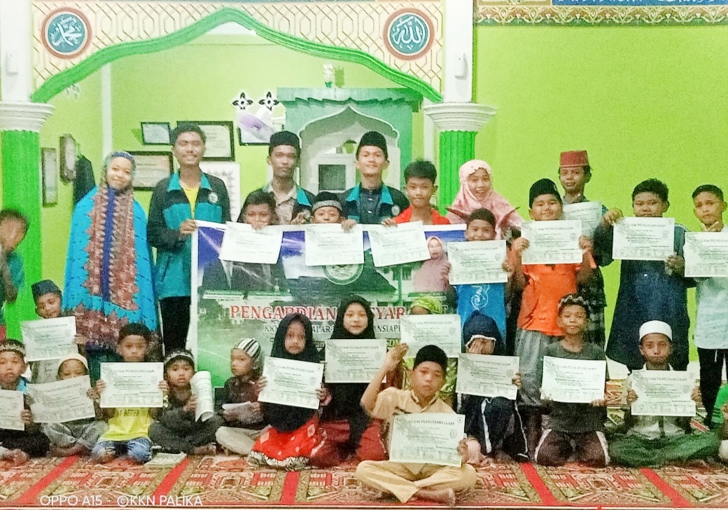 Maghrib Mengaji, Mahasiswa KKN Palika Bagikan Sertifikat Kepada Anak Pengajian