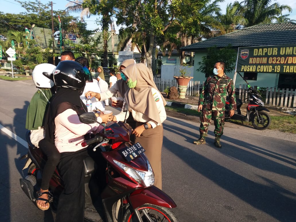 Gelar Dapur Umum, Kodim 0320/Dumai Bagi-bagi Takjil