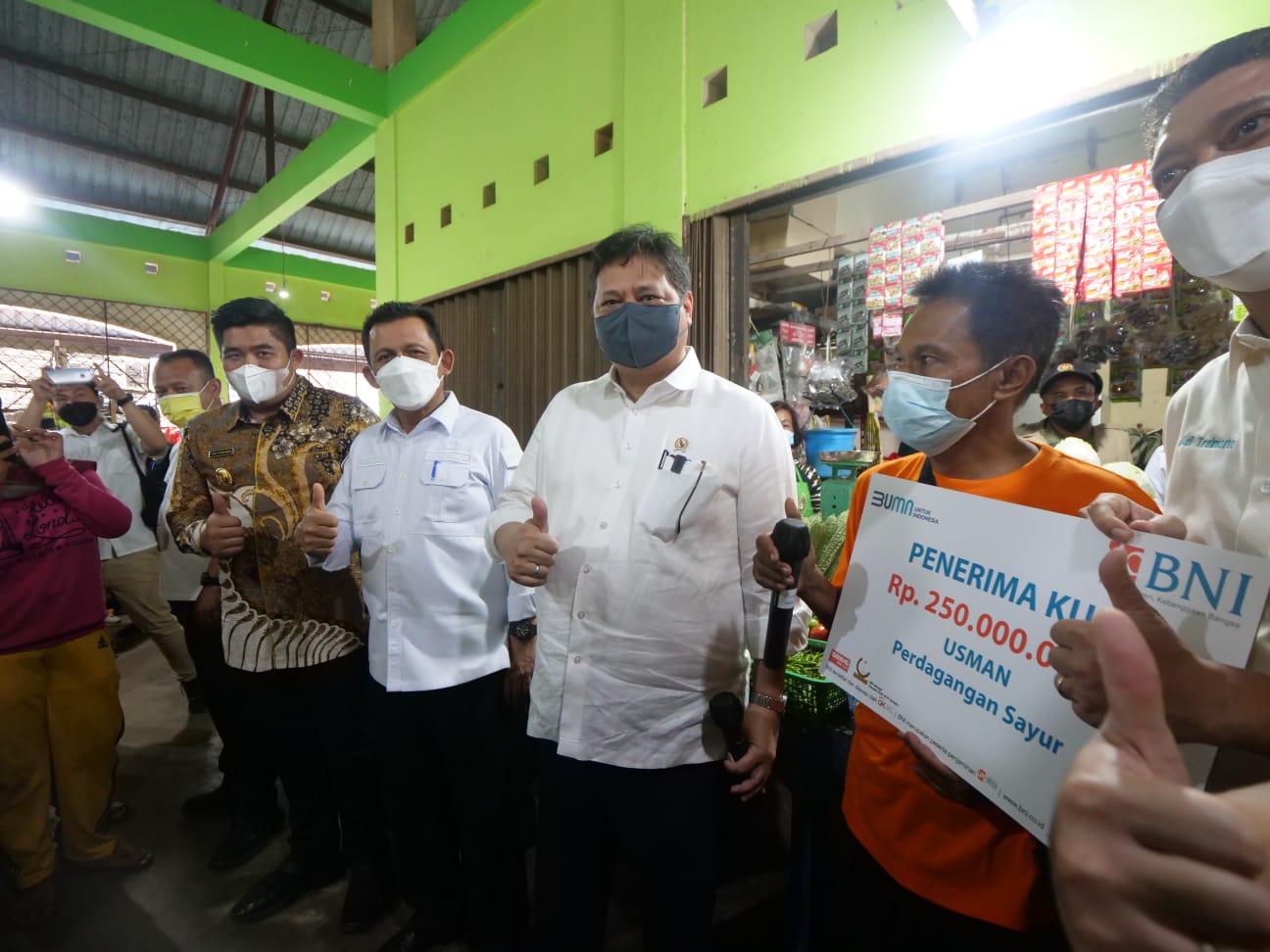 Airlangga Hartarto Bersama Roby Tinjau Operasi Pasar Barek Motor