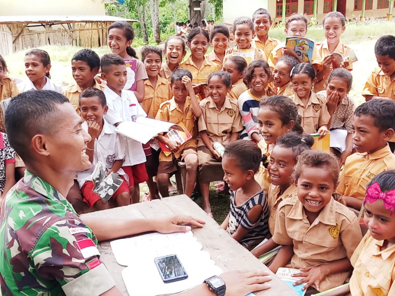 Tingkatkan Minat Baca, Perpustakaan Keliling Satgas Yonif 132/BS, Cerdaskan Generasi Anak Bangsa