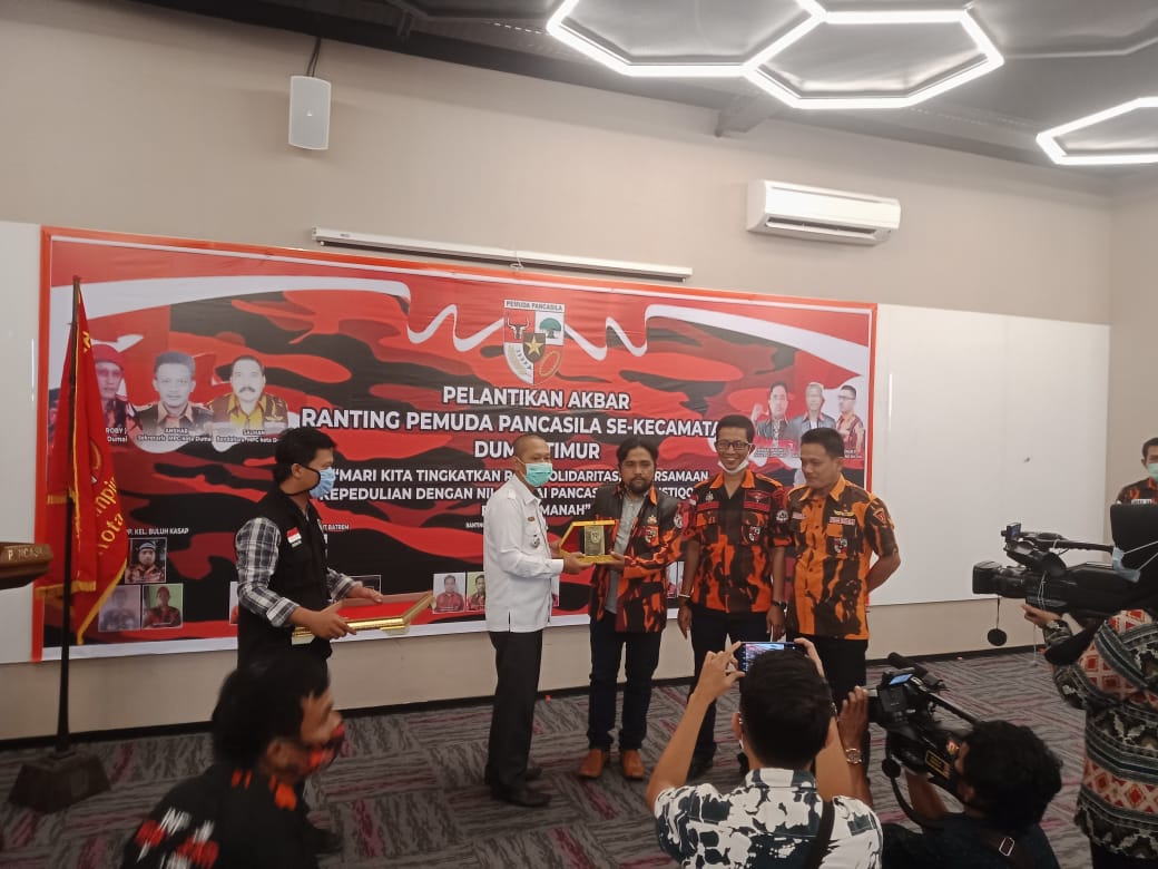 Pemko Dumai Serahkan Plakat, Apresiasi Kinerja PAC PP Dumai Timur Beserta Rantingnya