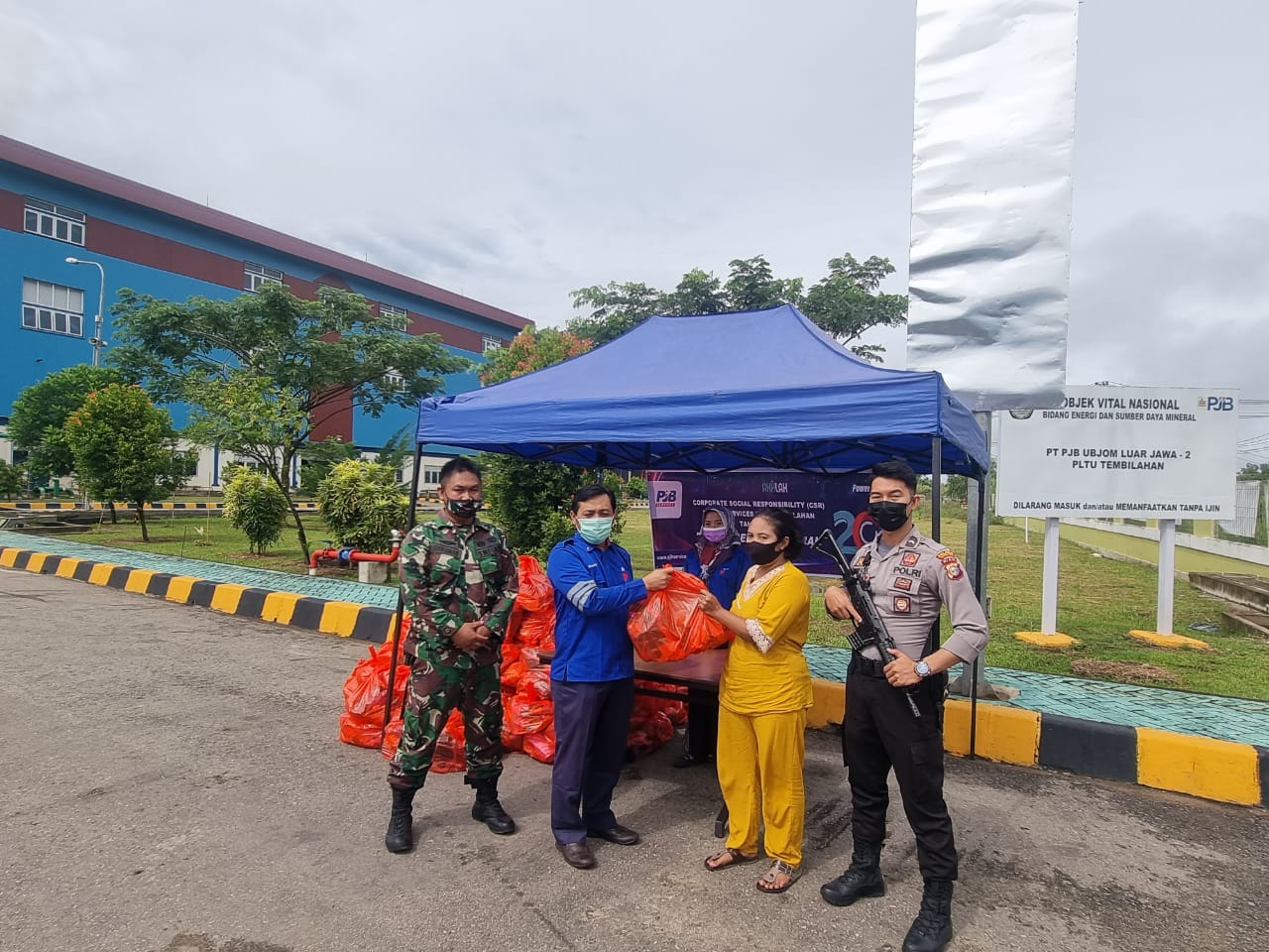 PLTU Tembilahan Salurkan Bantuan Paket Sembako Murah Bagi Warga