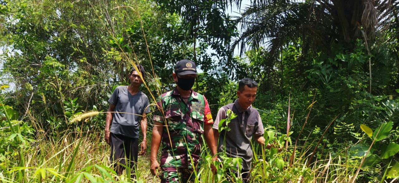 Lebaran Pertama, Sertu Abu Kasim Laksanakan Patroli Cegah Karhutla